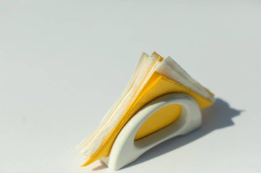 Peçeteler beyaz bir masanın üzerinde. Yemek masası. Peçetedeki kağıt peçeteler..