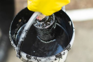 Sokaklar için boya. Objeyi boyuyorum. Yolu işaretliyorum. Fırça ve boyayla çalış.