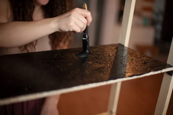 Una Chica Pinta Muebles Casa Pintura Con Pincel Color Negro — Foto de Stock