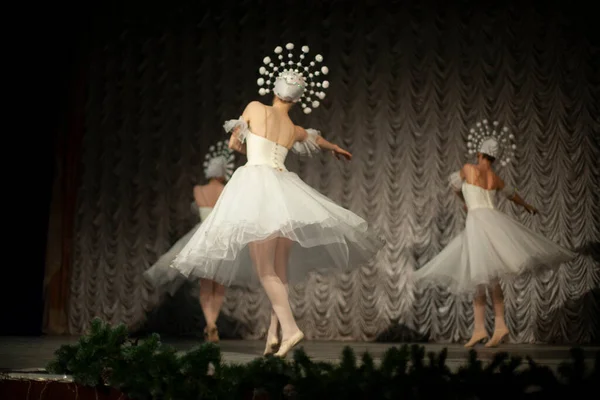 Beyaz Elbiseli Balerinler Sahnede Dans Ediyor Dansçı Gösterisi Gençler Için — Stok fotoğraf