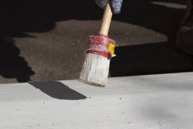 Sokaklar için boya. Objeyi boyuyorum. Yolu işaretliyorum. Fırça ve boyayla çalış.