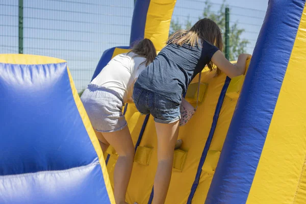 Crianças Escalam Uma Corrediça Inflável Curso Obstáculo Inflável Para Diversão — Fotografia de Stock