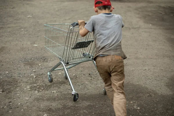 Niño Con Una Cesta Compra Vagabundo Está Tirando Carro Por — Foto de Stock