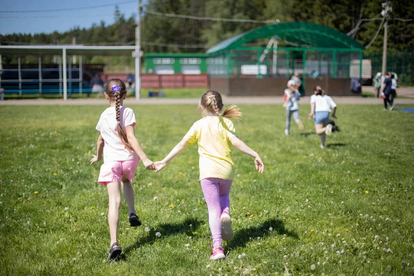 孩子们牵着手跑了 孩子们在草坪上奔跑 女孩子们都赶着去度假 夏天的儿童节 — 图库照片