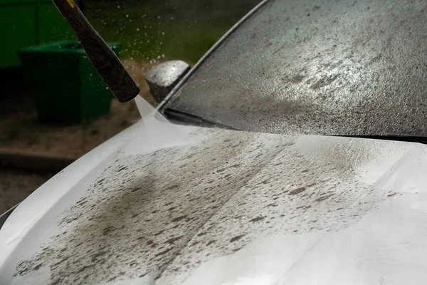 압력으로 척된다 자동차의 표면에서 먼지를 물보라를 — 스톡 사진