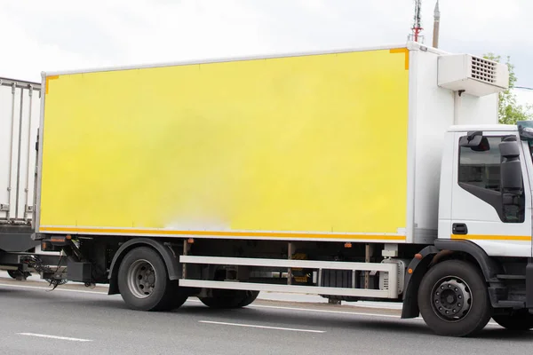 Güterverkehr Auf Der Autobahn Ein Fahrzeug Zum Transport Von Gütern — Stockfoto