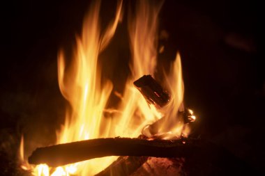 Karanlıkta ateş. Yanan odunların alevi. Geceleri ateş dilleri.