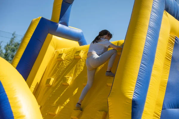 Les Enfants Grimpent Sur Une Glissière Gonflable Parcours Obstacles Gonflable — Photo