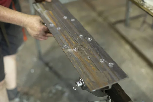 Atölyedeki Metal Çelik Işleme Nşaatın Detayları Inceleniyor Çiğ Demir — Stok fotoğraf