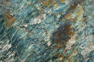 Yeşil taş dokusu. Kayanın yüzeyi. Kaya gibi sağlam. Doğal arkaplan kayanın zümrüt rengidir..