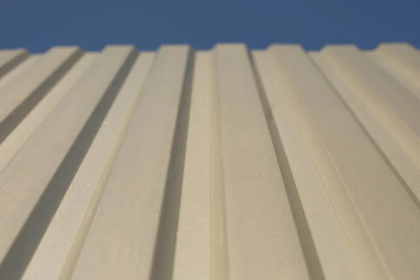 塗装されていない金属製のシンプルなフェンス ステンレス製のフェンスの部品 亜鉛めっき材料の工業デザイン — ストック写真