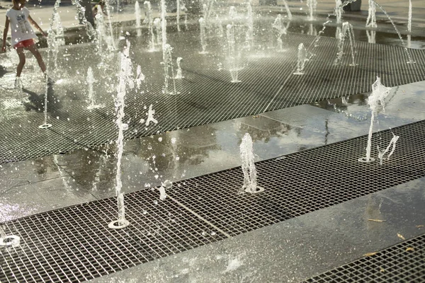 Düsen Des Brunnens Auf Dem Stadtplatz Wasserstrahlen Sommer Spritzer Aus — Stockfoto