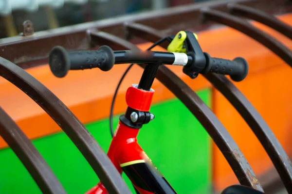 Bicicleta Infantil Estacionamento Bicicletas Bicicleta Sem Pedais Bicicleta Infantil Para — Fotografia de Stock