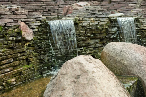 人工滝だ 水は石の上を流れる 公園内の風景 — ストック写真