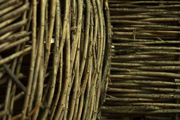 乾いた木の質感 ウィッカー バスケットの支店 植物の乾燥した茎を絡み合っ 籠を織る民間の方法 — ストック写真