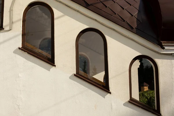 一个东正教教堂的窗户16世纪的建筑 过去的窗户设计元素 白色墙壁上的椭圆形沟槽 一座古老的建筑白石莫斯科 — 图库照片