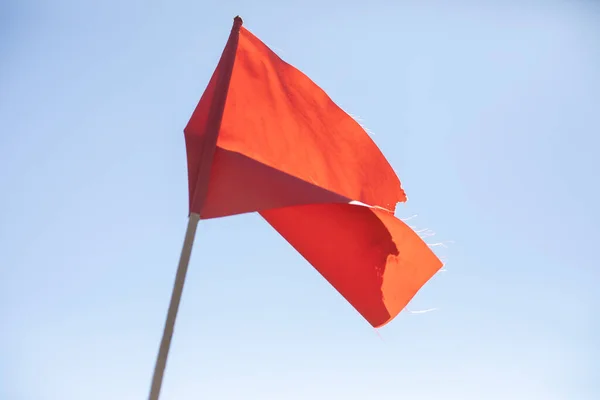 空に対する赤い旗 棒に赤い物質 競技開始時の信号旗 — ストック写真