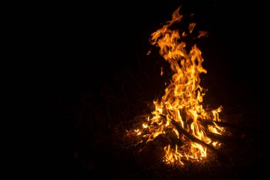 Karanlıkta ateş. Yanan odunların alevi. Geceleri ateş dilleri.