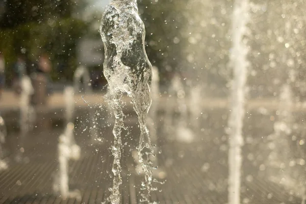 Stadtbrunnen Wasserspritzer Auf Dem Platz Sommerfrische Durch Wasserstrahlen — Stockfoto