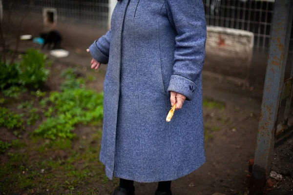 Abuela Con Abrigo Viejo Una Mujer Está Parada Calle Una — Foto de Stock