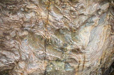 Kayanın dokusu. Taştaki desen. Basit bir arka plan taşı yüzeyi. Çizgilerde sallan.