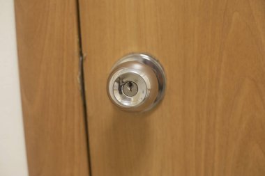 Metal kapı kolu. Ahşap kapıyı açmak için yuvarlak saplı. Mobilya ayarları.