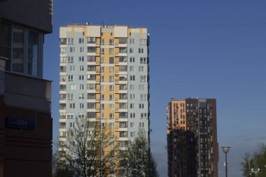 Bölgede halka açık bir avlu var. Konut alanı. Apartman binaları olan bir yer. Evlerin manzarası. Konut binaları arasında boşluk.