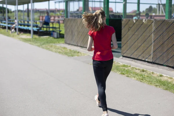 Κορίτσι Τρέχει Στο Δρόμο Άσκηση Επείγον Μήνυμα Κορίτσι Βιάζεται Πει — Φωτογραφία Αρχείου