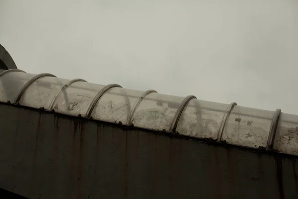 Plastskal Ett Övergångsställe Tunnel Över Vägen Taket Tillverkat Genomskinligt Ovalt — Stockfoto