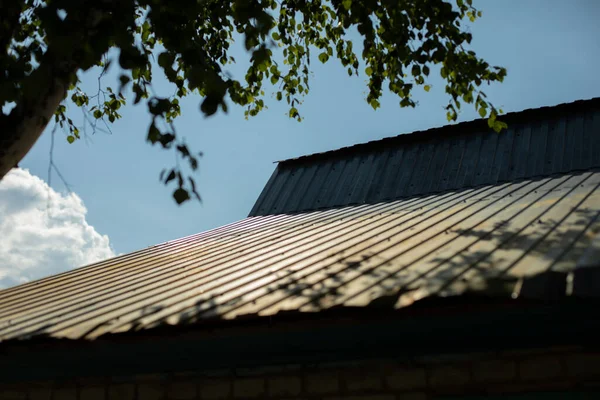 Σκεπασμένη Στέγη Στην Ταράτσα Του Σπιτιού Στην Κορυφή Του Σπιτιού — Φωτογραφία Αρχείου