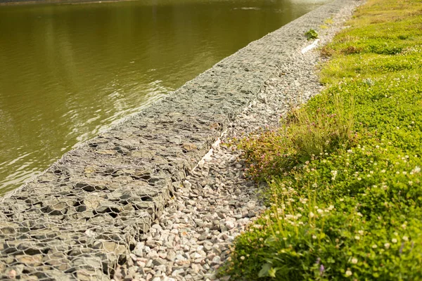 Förstärkta Stranden Sjöns Strand Skyddad Från Översvämningar Stenar Ett Galler — Stockfoto