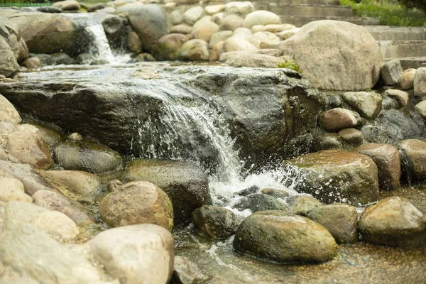 Vattenfall Bland Stenarna Konstgjord Damm Landskap Design Med Stenar Och — Stockfoto