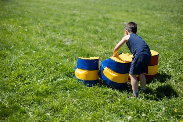 Gyermek Legyőzi Akadálypályát Gyerekjáték Nyáron Fiú Többi Része Friss Levegőn — Stock Fotó