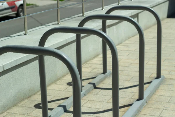 Парковка Велосипедов Стальные Стойки Парке Место Крепления Велосипедной Цепью Архитектура — стоковое фото