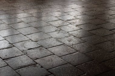 Binanın zeminindeki fayanslar. Kapalı zemin. Düz karelerin taş yüzeyi.