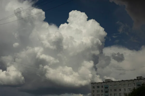 Witte Wolk Zomer Veranderend Weer Een Stormwolk Boven Stad Wolkenachtergrond — Stockfoto