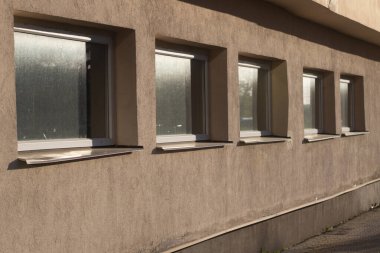 Binadaki pencereler. Duvardaki pencereler. Plastik pencere açılışları.