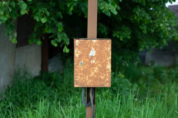 Una Scatola Arrugginita Palo Scatola Sospesa Nel Villaggio Vecchio Quadro — Foto Stock