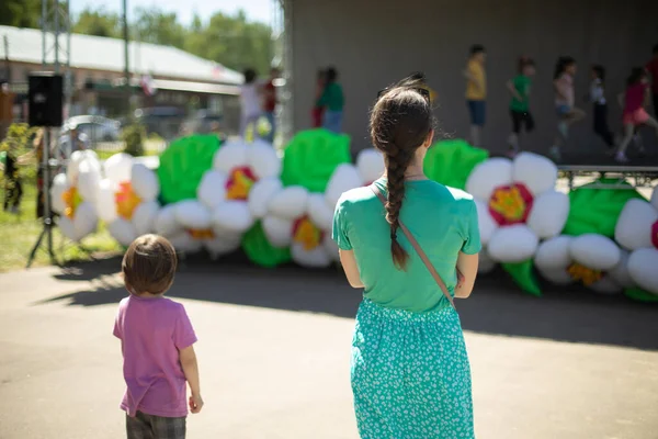 Madre Hija Están Viendo Una Actuación Parque Espectadores Evento Concierto — Foto de Stock