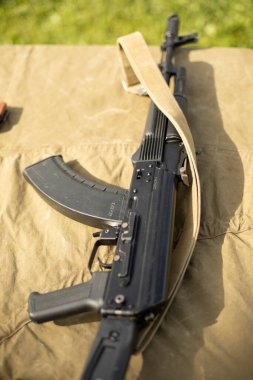 Eğitim için ateşli silahlar. Makine masanın üzerindedir. Güvenilir küçük silahlar. Askeri eğitimin ayrıntıları.