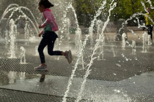 Les Enfants Courent Parmi Les Jets Eau Des Gouttelettes Liquide — Photo