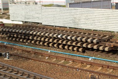 Demiryolu için raylar. Raylarda raylar hazır. Yataklı vagonları boşaltma yeri.
