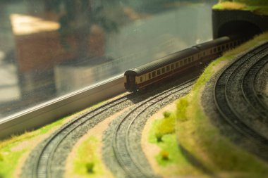 Oyuncak demiryolu. Tren raylarının modeli. Işınlama yolunun taklidi. Küçük trenler için yol.