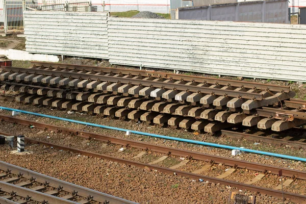Demiryolu için raylar. Raylarda raylar hazır. Yataklı vagonları boşaltma yeri.