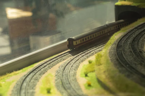 Oyuncak demiryolu. Tren raylarının modeli. Işınlama yolunun taklidi. Küçük trenler için yol.