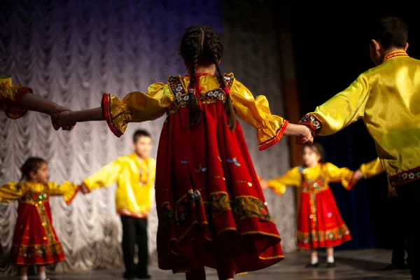 Halk Kostümlü Çocuklar Dans Pistine Öncülük Ediyor Sahnede Performans Halk — Stok fotoğraf