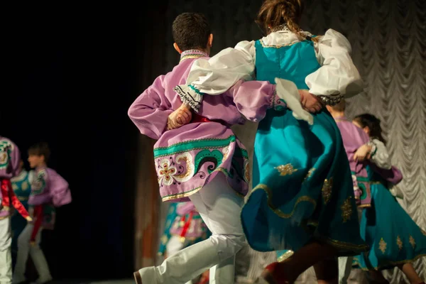 Танцуют Народных Костюмах Русские Дети Танцуют Сарафанах Выступление Танцевальной Группы — стоковое фото