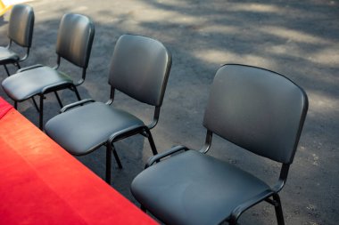 Ofis sandalyeleri sıraya girsin. Oturan konuklar için siyah sandalyeler. Masadaki boş koltuklar. Kutlamaya hazır olun. Yaz evi.