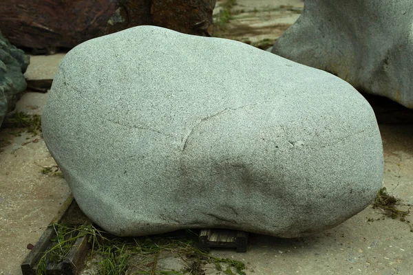 Hermosa Piedra Parque Gran Trozo Roca Calle Los Adoquines Están — Foto de Stock