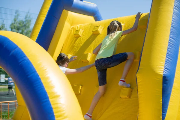 Les Enfants Grimpent Sur Une Glissière Gonflable Parcours Obstacles Gonflable — Photo